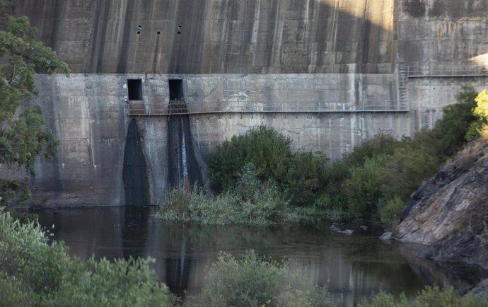 Embalse de Gergal perteneciente cuenca hidrográfica del Guadalquivir , a 8 de agosto de 2022 en  Guillena, Sevilla (Andalucía, España).