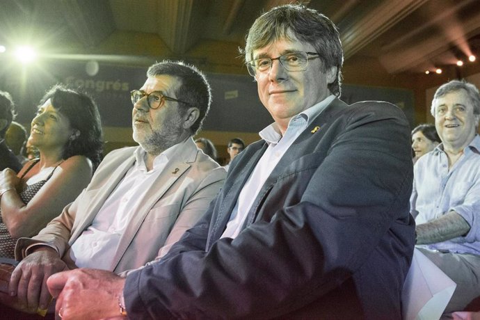 Archivo - El secretario general de Junts, Jordi Snchez, y el expresidente de la Generalitat, Carles Puigdemont (d).