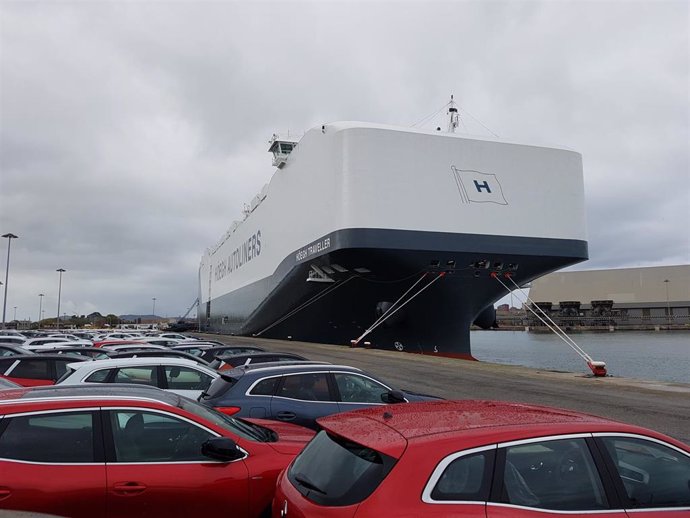 Archivo -  El buque cochero 'Hegh Traveller' atracado en el Puerto de Santander para cargar vehículos 