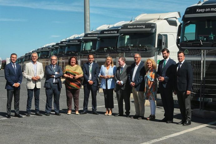 La consejera de Fomento, Articulación del Territorio y Vivienda, Marifrán Carazo, en su visita a la empresa onubense Transonuba.