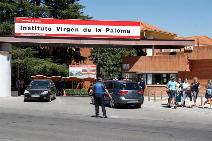 Archivo - Un agente de la Policía Municipal controla la entrada y salida de vehículos del IES Virgen de la Paloma 