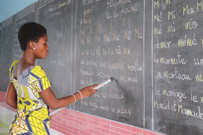 Archivo - Una niña recibe clases en un centro de Benin.