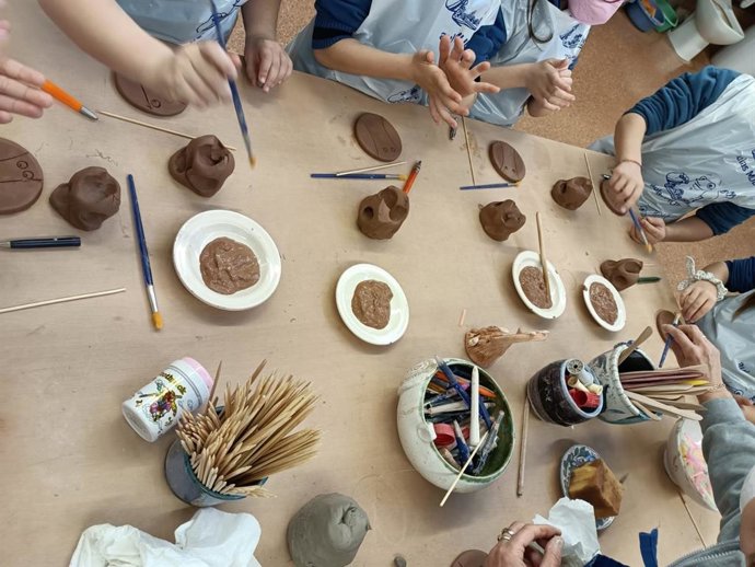 Desde hace más de una década, en torno a 6.000 alumnos disfrutan cada curso de esta iniciativa que va orientada a que niños y jóvenes conozcan el mundo del barro de una forma cercana y divertida.