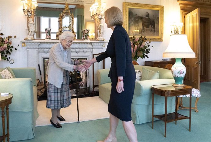 06 September 2022, United Kingdom, Balmoral: Queen Elizabeth II (L) welcomes Liz Truss during an audience at Balmoral where she invited the newly elected leader of the Conservative party to become Prime Minister and form a new government. 