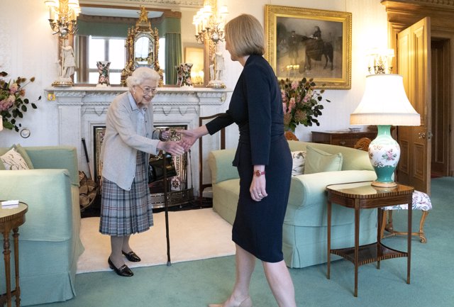 06 September 2022, United Kingdom, Balmoral: Queen Elizabeth II (L) welcomes Liz Truss