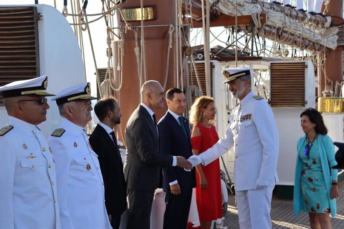 Muñoz participa, junto a Moreno, en un acto de la Armada en Sanlúcar de Barrameda por el V Centenario de la Circunnavegación, presidido por el Rey.