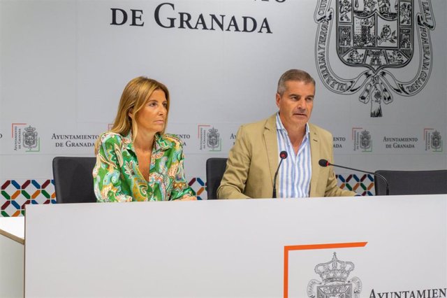 El portavoz del Grupo Municipal Popular en el Ayuntamiento de Granada, César Díaz, y la concejal del PP Eva Martín.