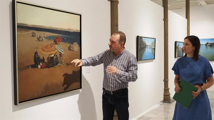 La delegada de Cultura, Cristina Casanueva, y el artista que expone 'Memoria del paisaje. Tres décadas de pintura', Francisco Escalera.