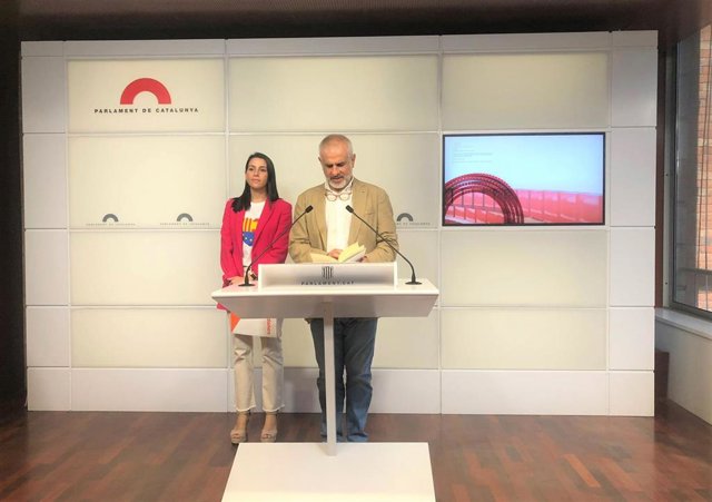 El líder de Cs en Catalunya, Carlos Carrizosa, y la presidenta de Cs, Inés Arrimadas, en rueda de prensa desde el Parlament.