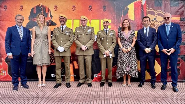 La delegada del Gobierno, Ainoa Quiñones, y la consejera de Presidencia, Paula Fernández, en la toma de posesión del teniente coronel Daniel Constantino como nuevo jefe del V Batallón de la UME