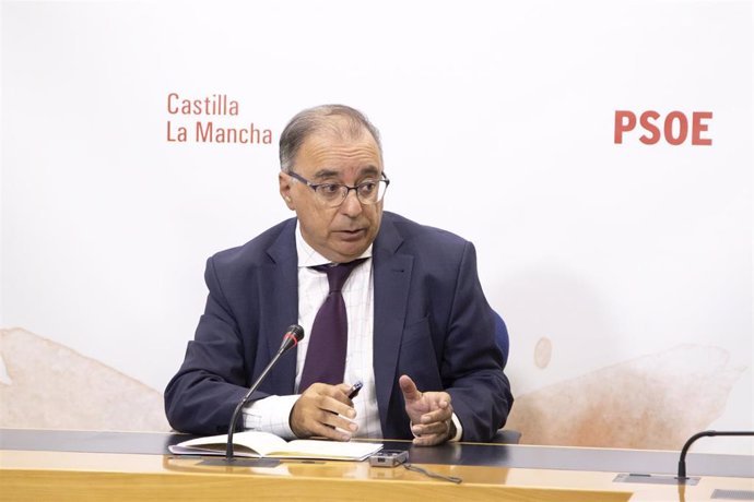 El presidente del grupo parlamentario socialista en las Cortes de Castilla-La Mancha, Fernando Mora, en rueda de prensa.
