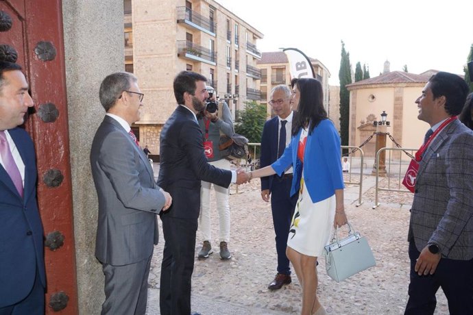 García-Gallardo saluda a la comisaria europea Mariya Gabriel a su llegada a la feria Startup Olé en Salamanca.
