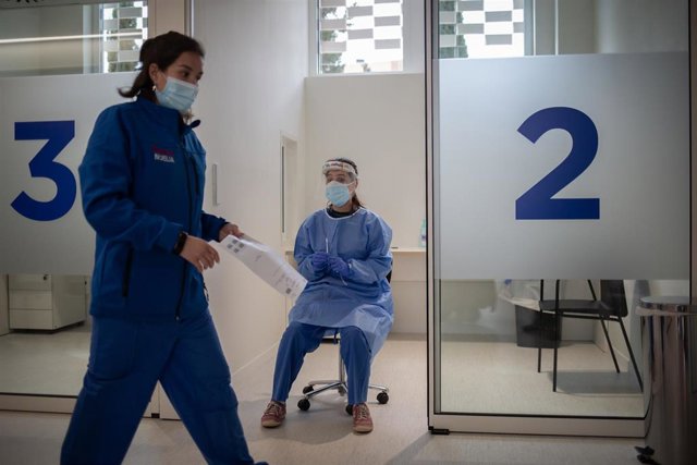 Los hospitalizados por coronavirus en Cataluña se sitúan en 524 y los ingresados en cuidados intensivos bajan a 9 Archivo - Dos profesionales sanitarios en el edificio Garbí-Vall de Hebrón de Barcelona, Cataluña (España), el 16 de febrero de 2021
