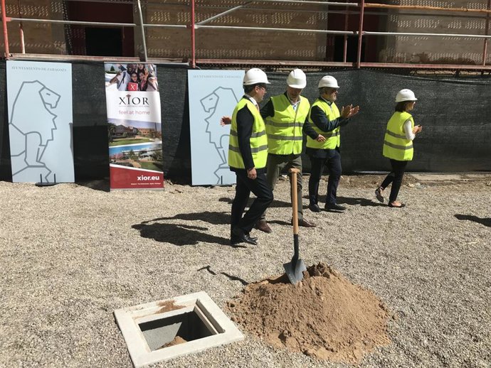El alcalde de Zaragoza, Jorge Azcón; el director general de la Península Ibérica de Xior Student Housing; Bastiaan Grijpink, el rector de la Universidad de Zaragoza, José Antonio Mayoral, colocan la primea piedra de la residencia de Pontoneros