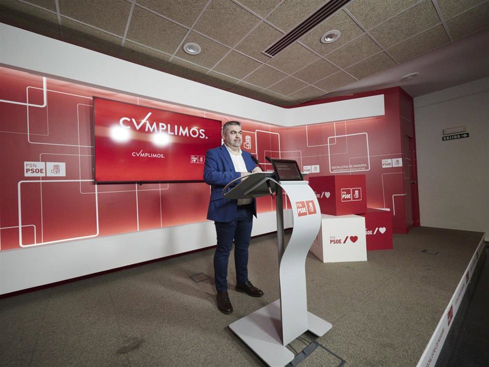 Archivo - El secretario de Organización del PSOE, Santos Cerdán, ofrece una rueda de prensa en la sede del PSN en Pamplona.