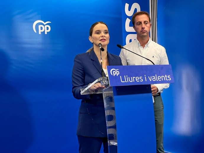 La presidenta del PP balear, Marga Prohens, junto al presidente de los 'populares' de Mallorca, Lloren Galmés.