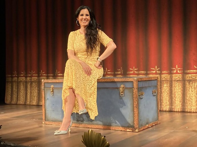 Diana Navarro encarna a la artista valenciana Concha Piquer en la obra 'En Tierra Extraña' en el Olympia de Valncia