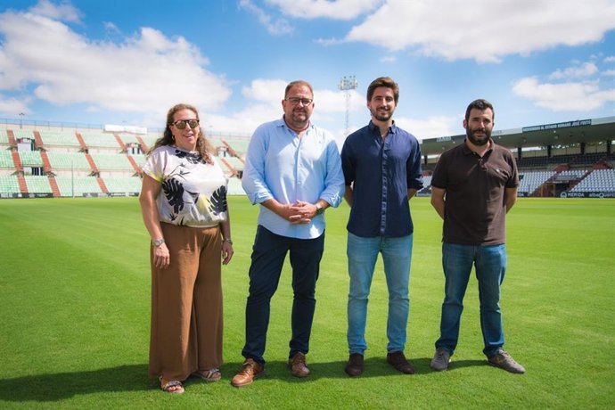 El alcalde de Mérida, Antonio Rodríguez Osuna, junto a otras autoridades en la visita a la renovación del césped del Estadio Romano de fútbol