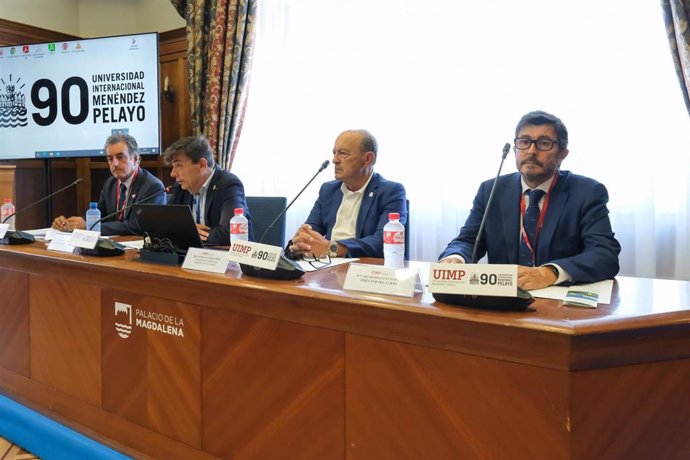 Los presidentes de Puertos del Estado y Puerto de Santander, Álvaro Rodríguez Dapena y Francisco Martín; el consejero de Industria, Javier López Marcano, y el rector de la UIMP, Carlos Andradas, inauguran un encuentro sobre el reto energético en puertos