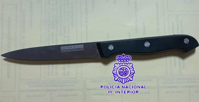 Cuchillo con el que un hombre amenazó de muerte a su hermano.