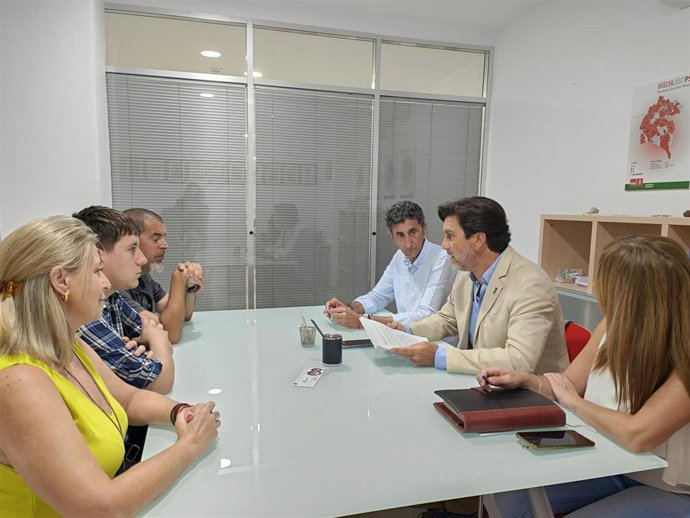 El portavoz del PSOE de Huelva y parlamentario andaluz, Enrique Gaviño, en su reunión con los sindicatos.