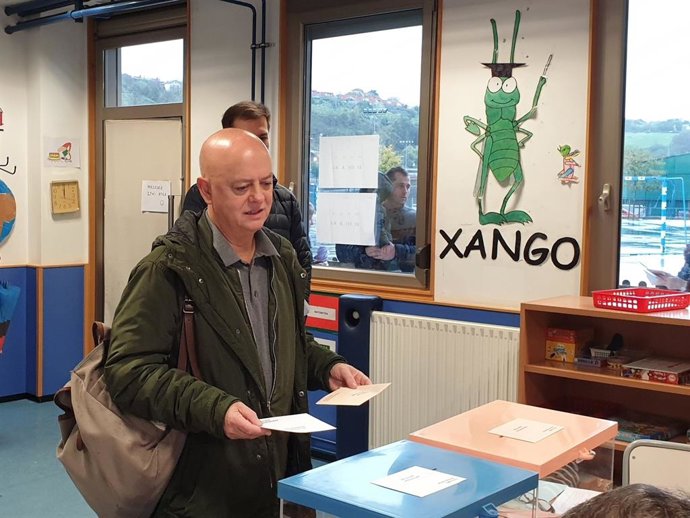 Archivo - Odón Elorza ejerce su derecho al voto