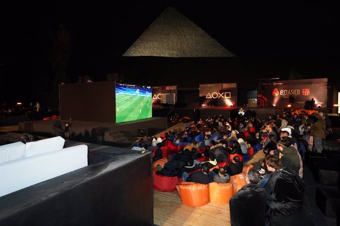 Aficionados viendo un partido de LaLiga Santander en El Cairo