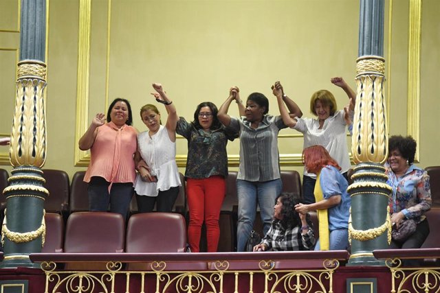 Archivo - Las empleadas domésticas de la Asamblea Feminista celebran la aprobación del convenio que vela por los derechos de los empleados domésticos