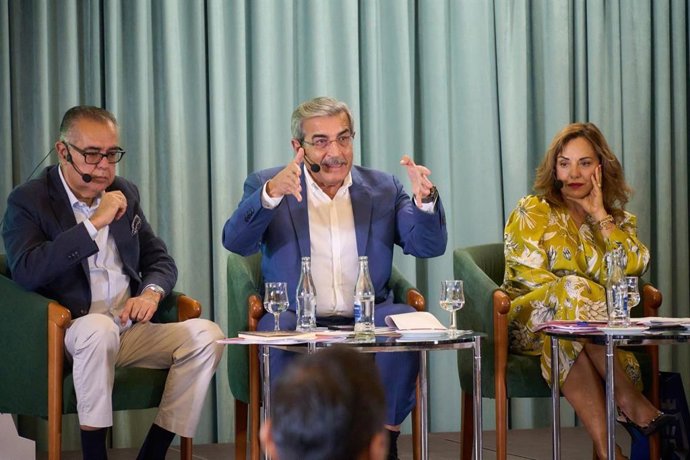 El vicepresidente de Canarias, Román Rodríguez (c), en un foro sobre fondos europeos