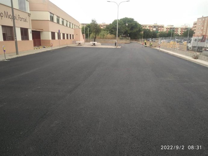 El Ayuntamiento de Palma asfalta el aparcamiento público al lado del CEIP Miquel Porcel