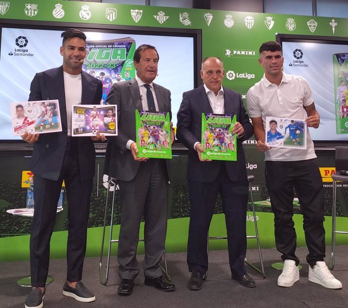 El presidente de LaLiga, Javier Tebas, los futbolistas Radamel Falcao y Carles Aleñá y el director general de Panini España, Lluis Torrent, en la presentación del álbum de LaLiga Santander 2022-23.