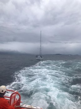 Rescate de un velero que sufrió un incendio a bordo en la ría de Muros (A Coruña)