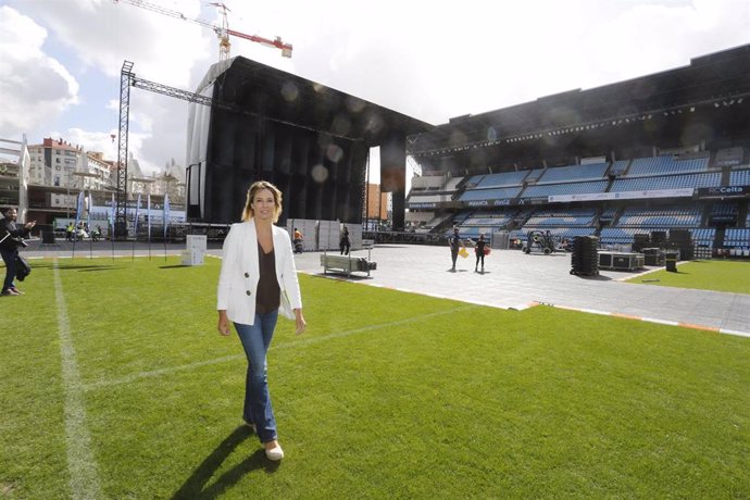 La delegada de la Xunta, Marta Fernández-Tapias, visita el montaje del concierto de Muse en el estadio municipal Abanca Balaídos.