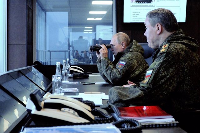     Vladimir Putin viendo los ejercicios militares de Vostok