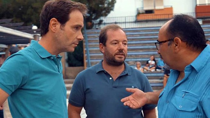 El coordinador de Vox, Ángel Bordas, junto a vecinos de San Juan de Aznalfarache.