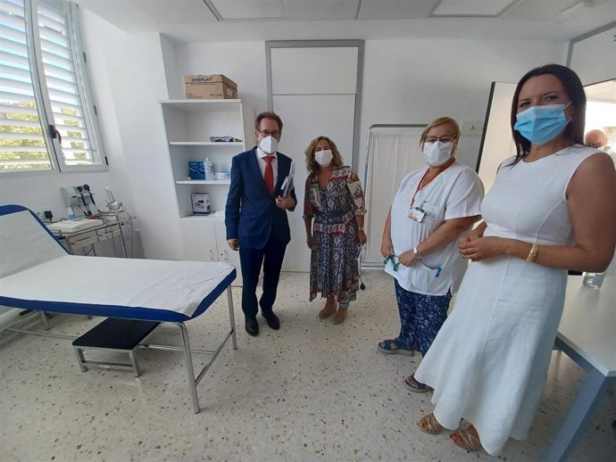 El conseller de Sanita, Miguel Mínguez, visita el centro de salud de Moncada (Valencia)
