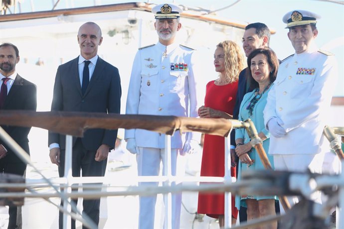El Rey a bordo del Juan Sebastián Elcano para presidir la parada naval por el V Centenario de la Circunnavegación a la tierra.