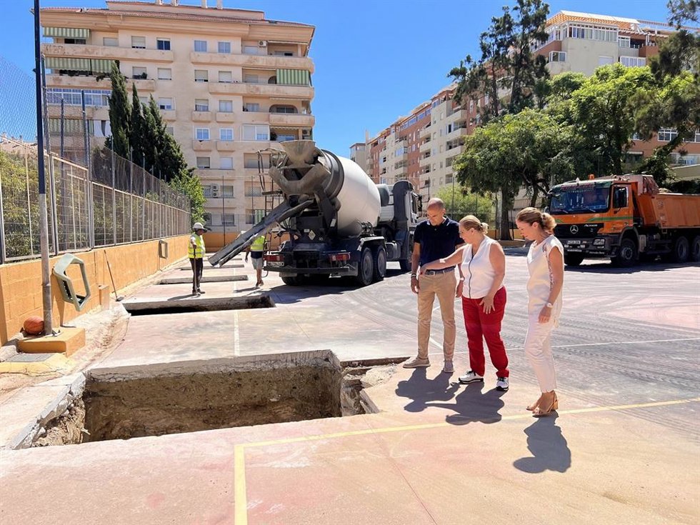Mula, Sánchez y Díaz vistan los trabajos de creación de la cubierta de una pista deportiva del CEIP El Tejar