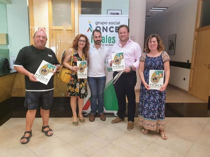 El vicealcalde de Albacete, Vicente Casañ, en la entrega de un millar de ejemplares del programa de la Feria 2022 adaptados para personas con menor capacidad visual