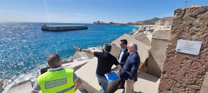 El presidente de la APA, Jesús Caicedo, frente al duque de Alba del puerto de Carboneras (Almería)