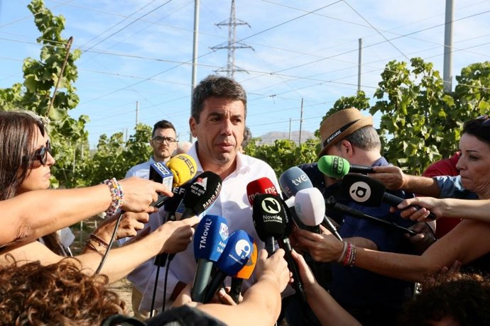 Mazón habla a los medios en Novelda