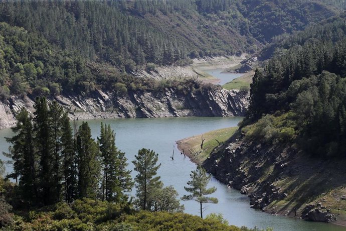 Recorrido del embalse con poco caudal, a 26 de agosto de 2022, en Negueira de Muñiz, Lugo, Galicia (España). El embalse de Grandas de Salime, sobre la cuenca del río Navia, se encuentra en el 44,74% de su capacidad. Esta circunstancia deja ver los muros