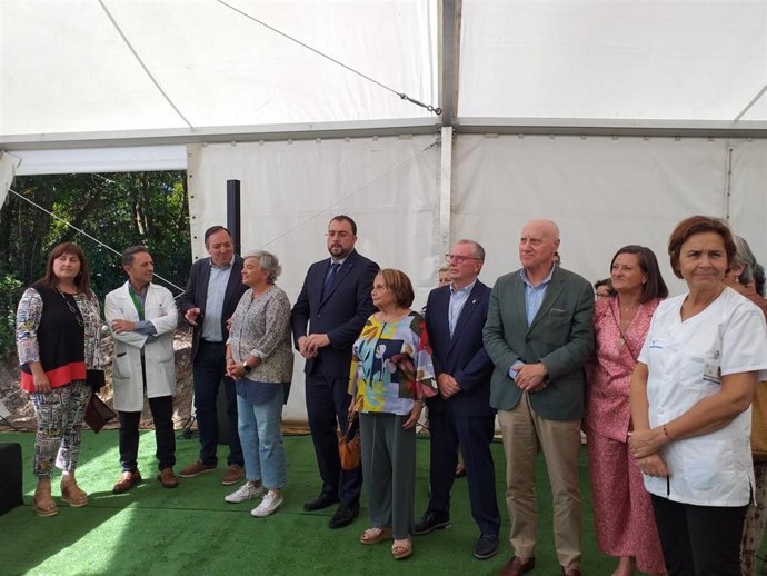 A la derecha, la presidenta de Foro y ex alcaldesa gijonesa, Carmen Moriyón, en el acto de colocación de la primera piedra de la ampliación del hospital de Cabueñes, presididdo por el presidente regional,  Adrián Barbón