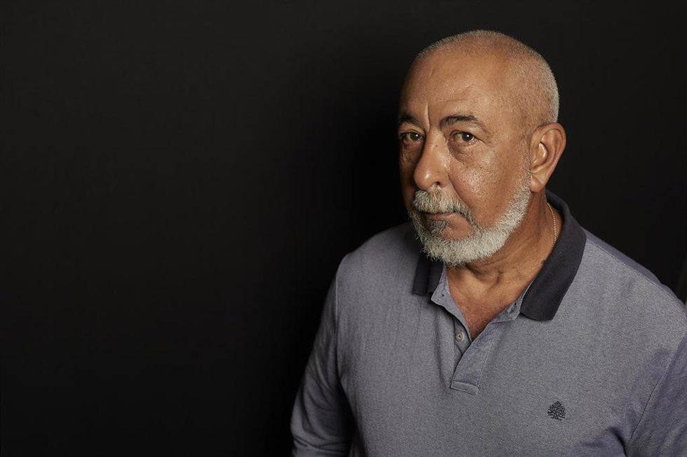 El escritor Leonardo Padura posa para Europa Press, en el Hotel de las Letras