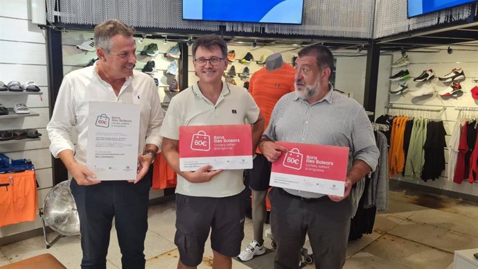 El secretario autonómico de Sectores Productivos y Memoria Democrática, Jesús Jurado, y el director general de Comercio, Miquel Piñol, durante la presentación de la campaña Bonos Islas Baleares en Ibiza.