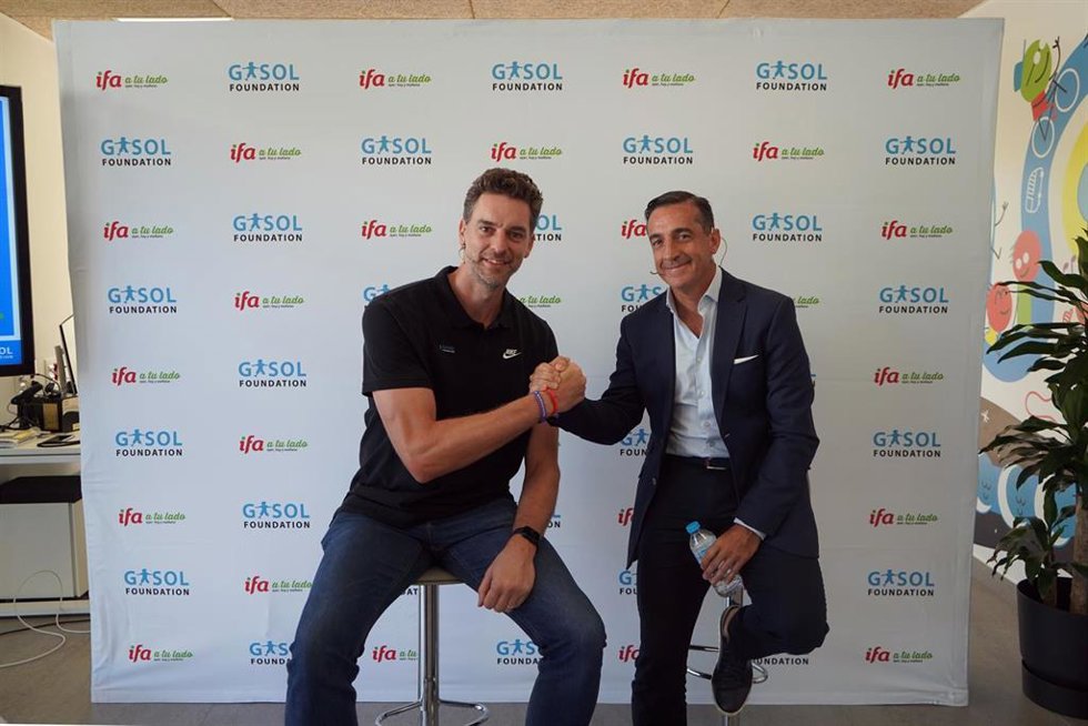Pau Gasol, presidente de la Gasol Foundation, y Juan Manuel Morales, director general de  IFA