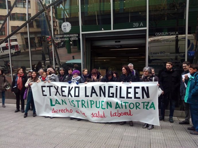 Archivo - Concentración de trabajadoras del hogar en Bilbao