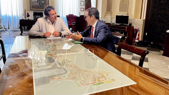 Nieto y el alcalde de Cádiz reunidos por la Ciudad de la Justicia.