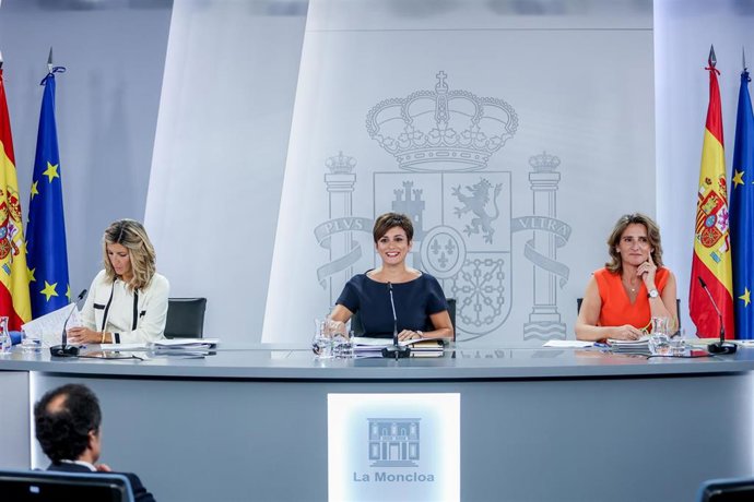 La ministra de Trabajo, Yolanda Díaz; la ministra de Política Territorial, Isabel Rodríguez; y la vicepresidenta tercera y ministra para la Transición Ecológica, Teresa Ribera, en una rueda de prensa, a 6 de septiembre de 2022, en Madrid (España).