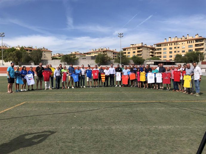 Hila presenta a 25 clubes de fútbol el plan de remodelación de los campos municipales